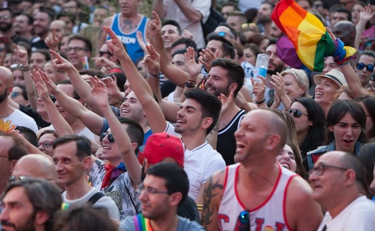 Gente disfrutando de un evento reivindicativo antes que pegándose porque se ha encontrado con su rival en un partido de fútbol