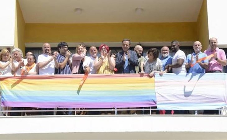 Así ha sido el despliegue de la bandera del Orgullo en Torremolinos