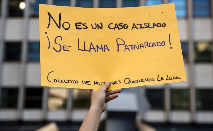 Un cartel de una concentración contra el acoso machista como el que sufrió Verónica