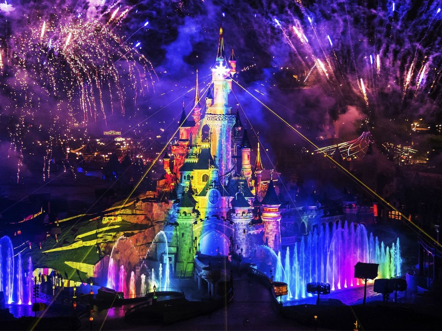 Mickey sale del armario en el Magical Pride: Así fue el Orgullo LGTBI de Disneyland París