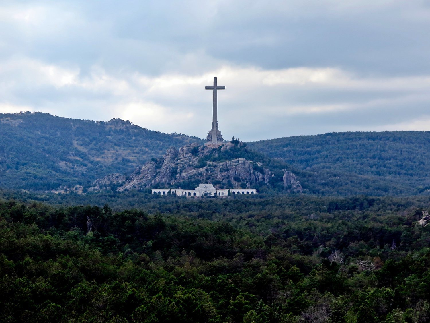 El Supremo paraliza la exhumación de Franco del Valle de los Caídos