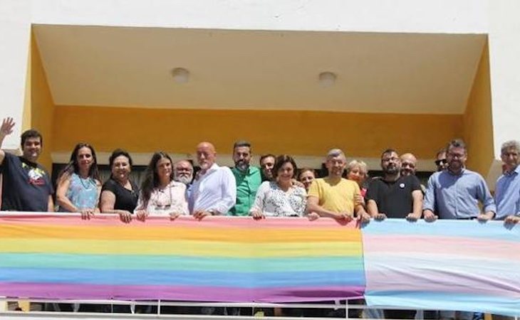 Cuín, cuarta por la derecha, desde el balcón del Ayuntamiento de Torremolinos en el despliegue de banderas LGTBI