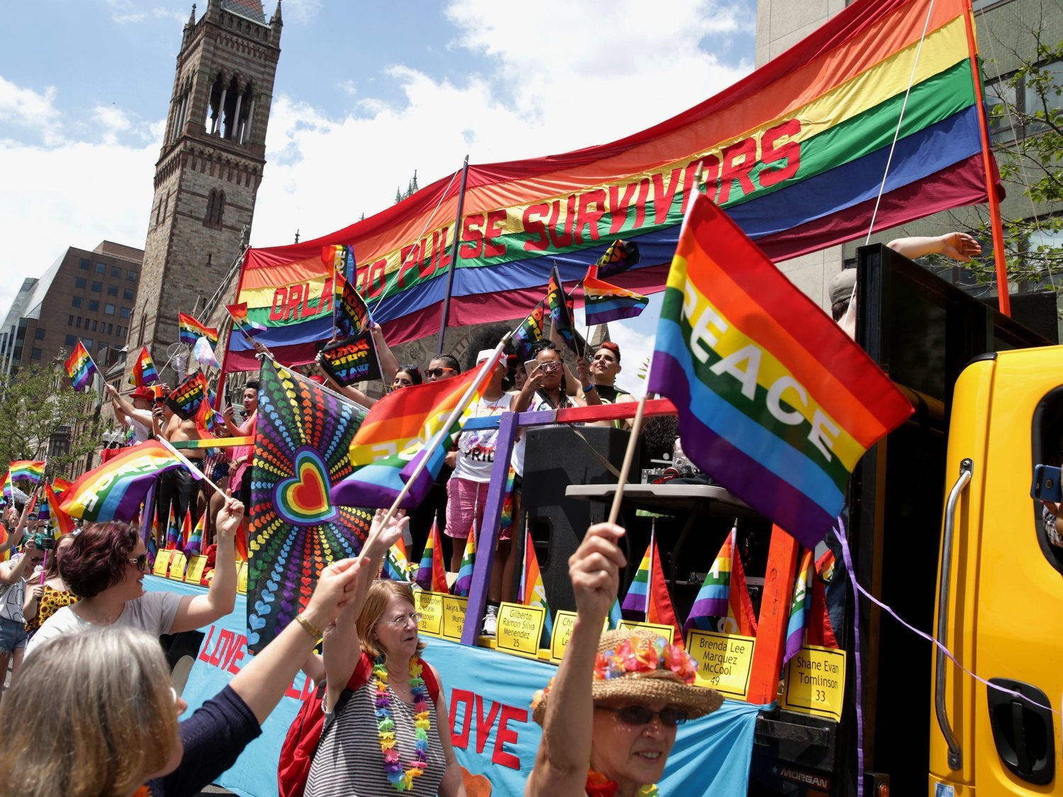 Tres hombres proponen un desfile del 'Orgullo Hetero'  y Chris Evans se ríe de ellos