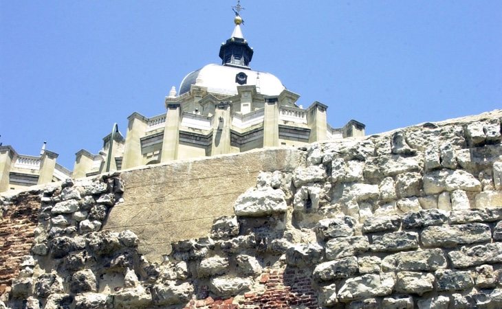 Lienzo de la muralla musulmana a la altura de la Catedral de La Almudena