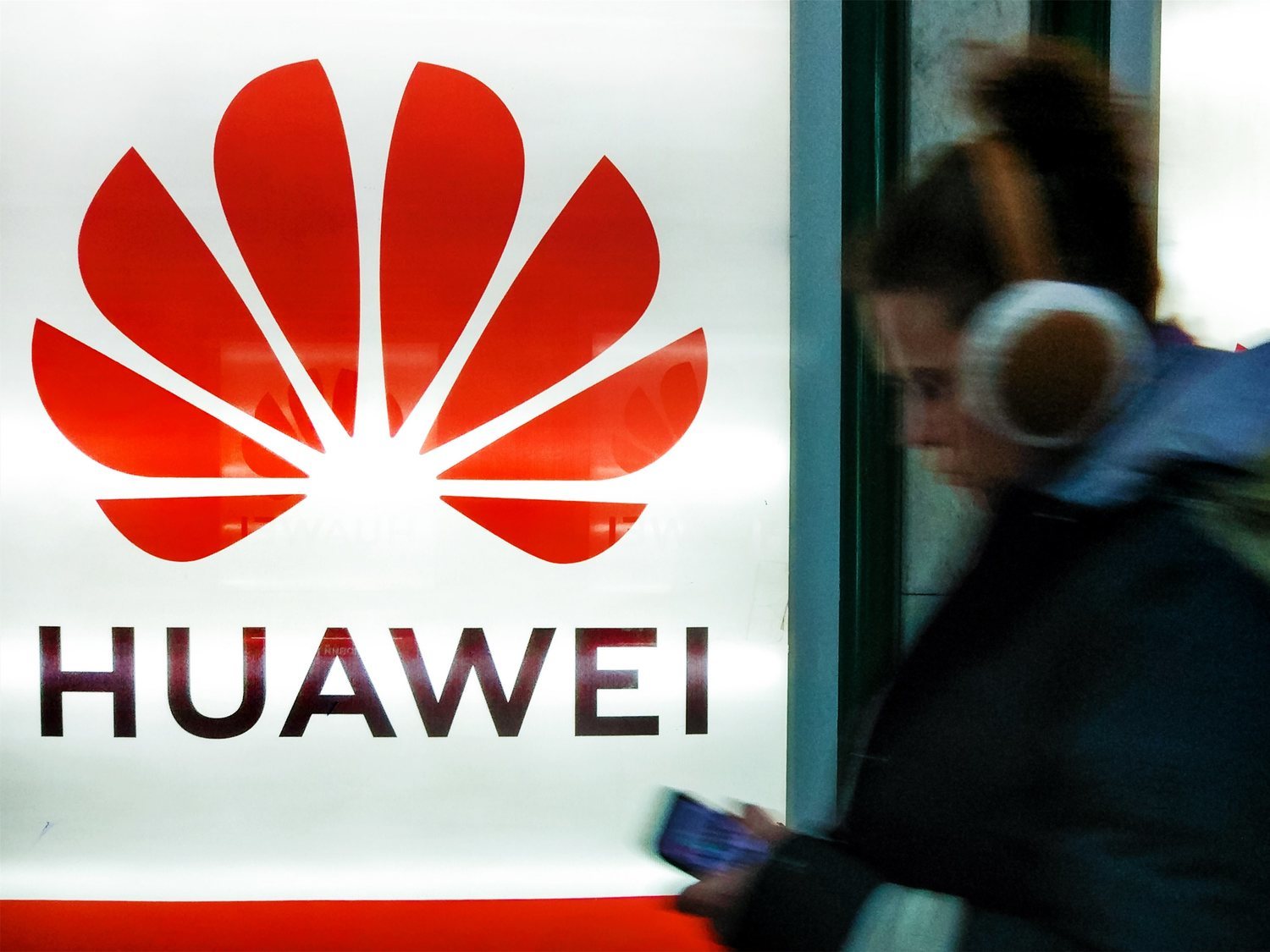 ¿Cómo puedo solicitar una indemnización a Huawei si mi móvil pierde prestaciones?