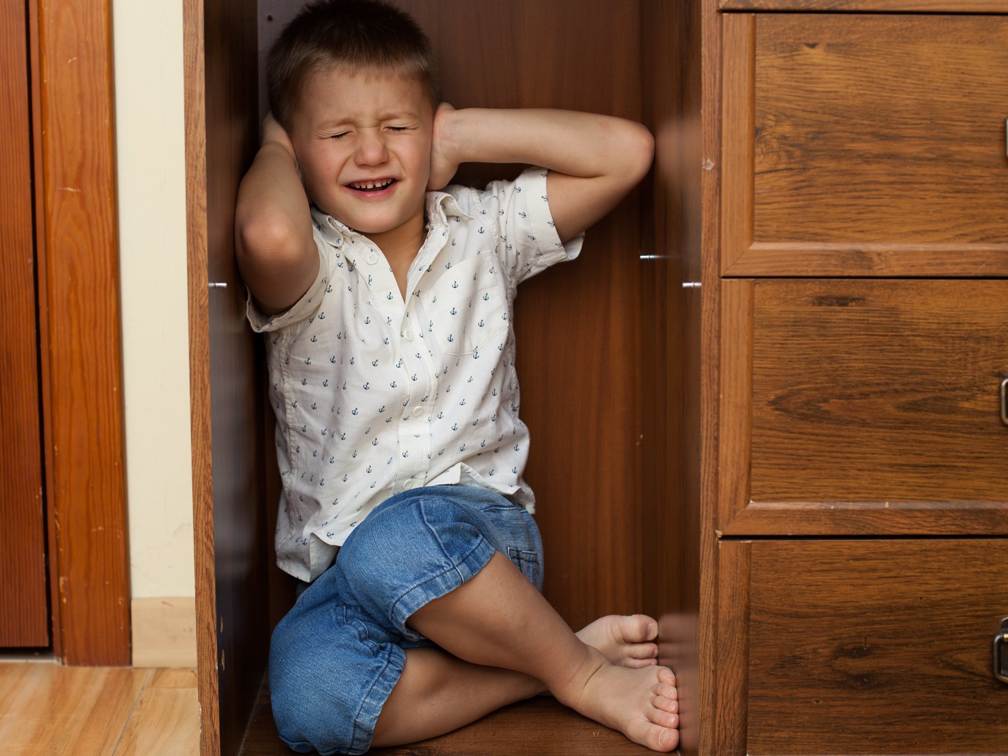 Детях fora. Спрятался в шкафу. Шкаф для детей. Ребенок прячется в шкафу. Ребенок под столом.