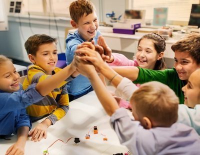 Todo el colegio aprende lengua de signos para dar la bienvenida a una compañera sorda