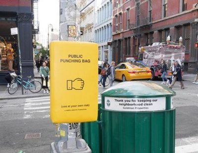 Instalan en las calles de Nueva York sacos de boxeo para descargar la ira