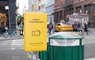 Instalan en las calles de Nueva York sacos de boxeo para descargar la ira