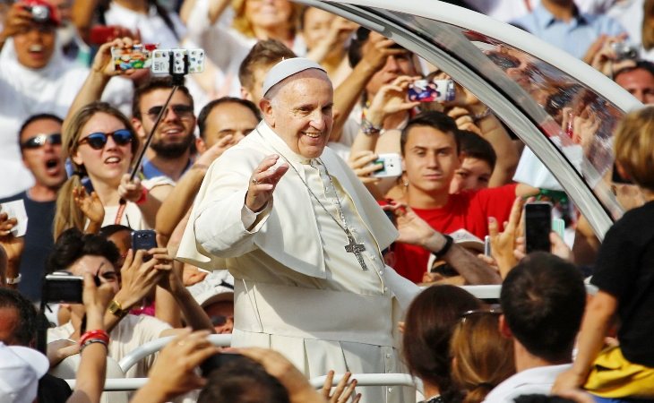 El Papa Francisco saludando a sus fieles
