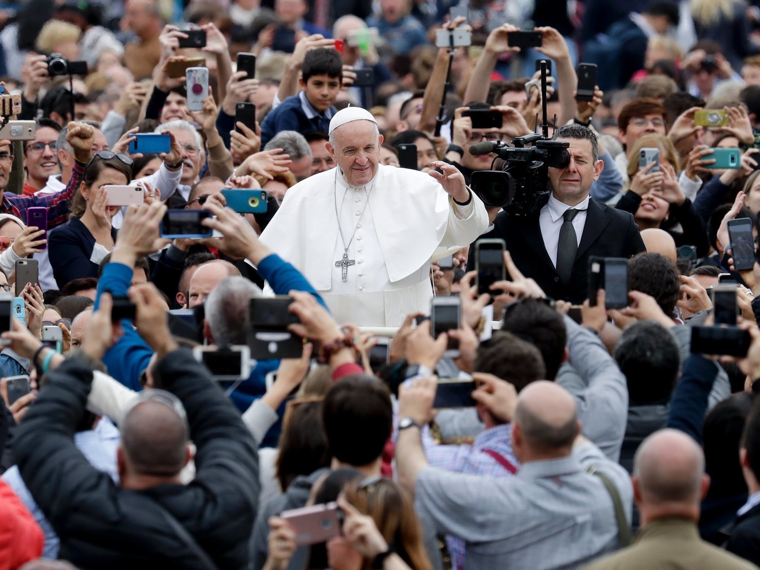 El Vaticano considera que la "ideología de género" ha provocado una "emergencia educativa"