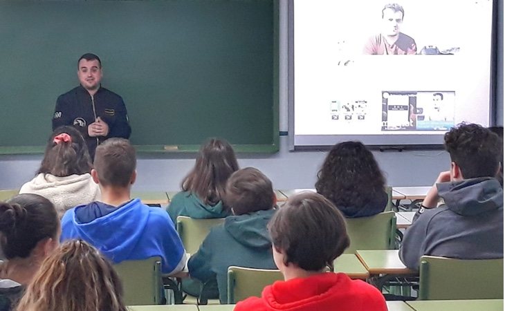 Santiago Caamaño da charlas en institutos sobre el peligro de la ludopatía