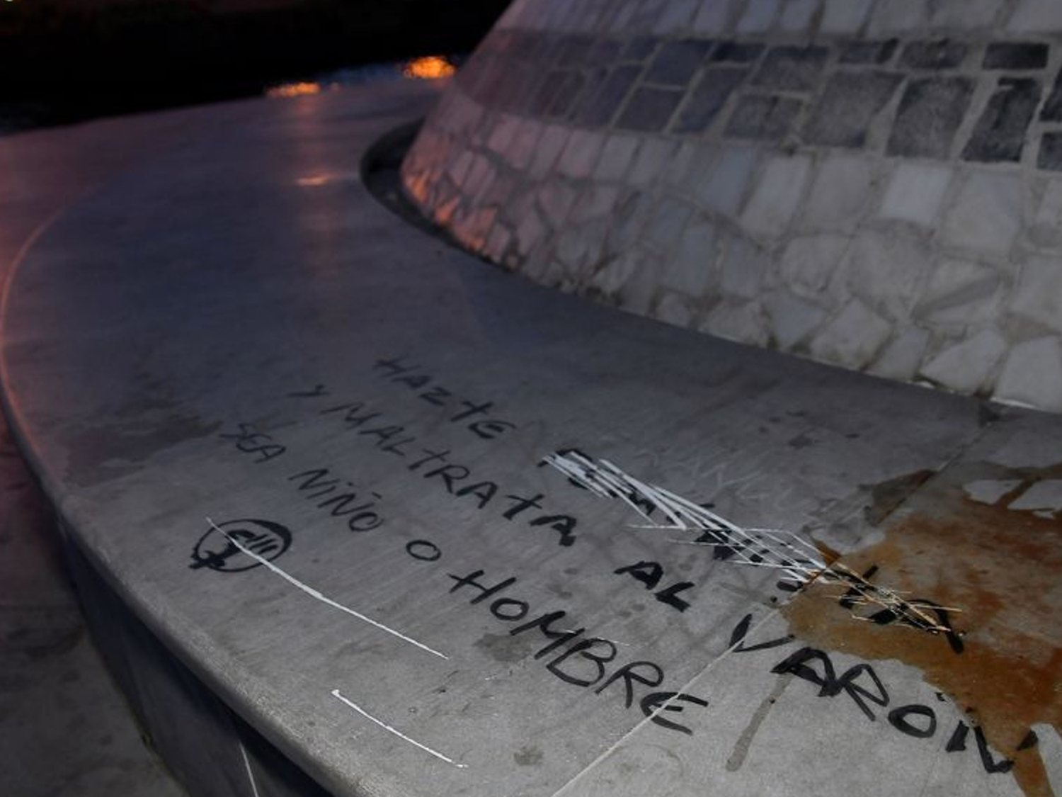 El monumento dedicado al niño Gabriel amanece lleno de pintadas