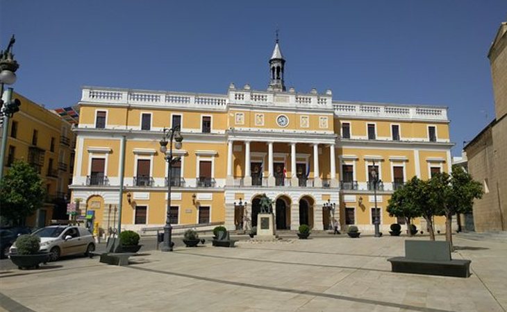 Protestas frente al Ayuntamiento de Badajoz en rechazo al pacto PP-Cs