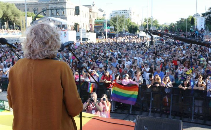 Manuela Carmena en la manifestación del Orgullo LGTBI de 2017