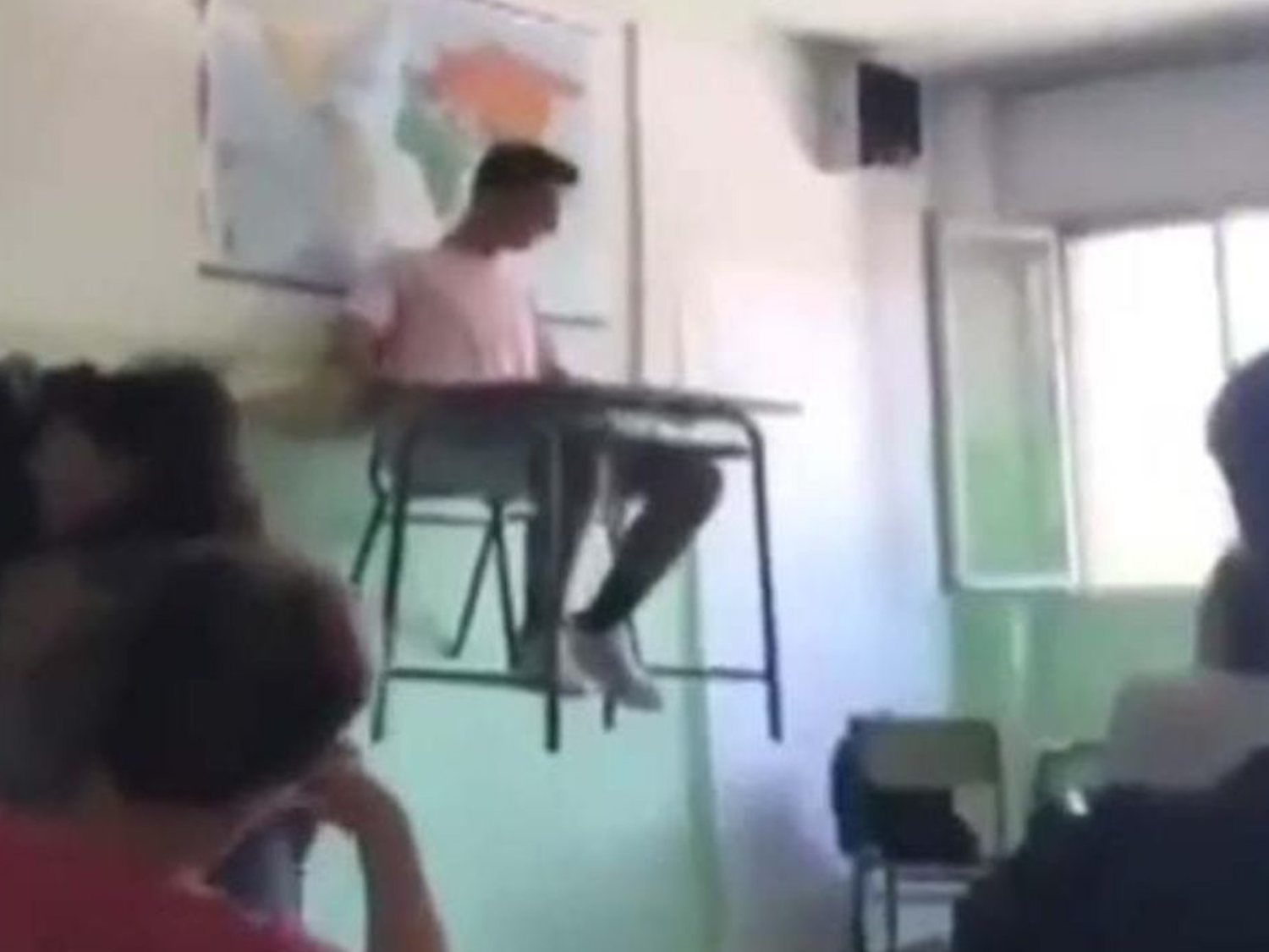 #DeskChallenge: el nuevo reto viral de los pupitres voladores