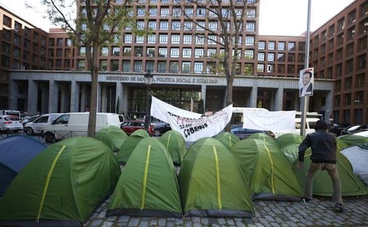 Varias personas acampan frente al Ministerio de Sanidad para exigir que se mejore su situación