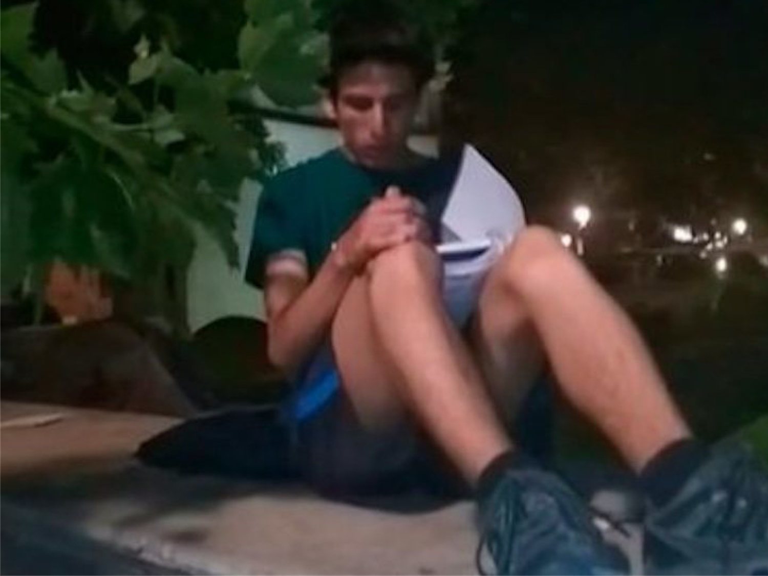 Andrés, el joven que estudia bajo una farola de Madrid a la espera de encontrar un futuro