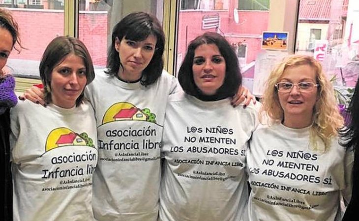 Varias madres de Infancia Libre, tras ser invitadas al Senado en 2017