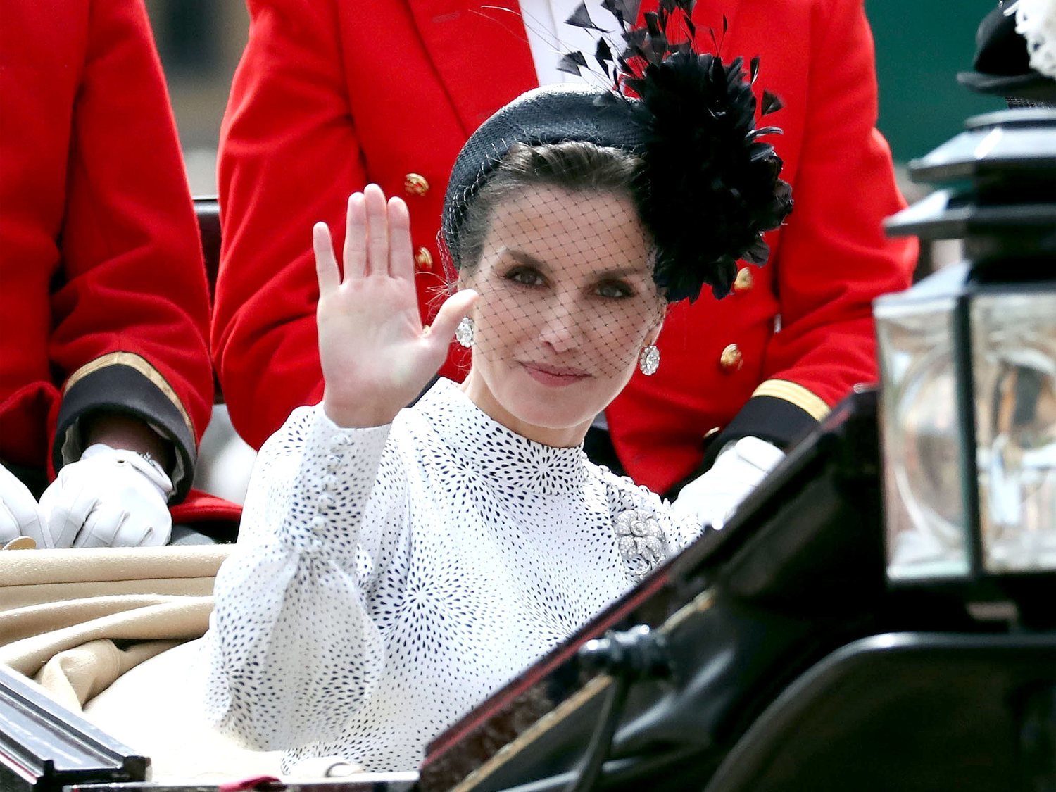 El precio y dónde puedes encontrar el vestido que la reina Letizia ha lucido en Londres