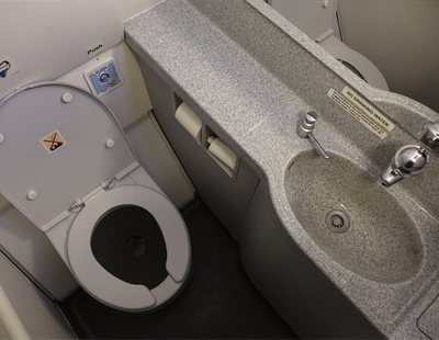Encuentran un feto humano arrojado en el baño avión de Sudáfrica en el momento de despegar