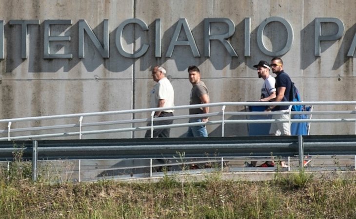 Los miembros de 'La Manada' a su salida del centro penitenciario en Pamplona, tras cumplir sus primeros dos años de condena preventiva