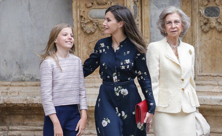 La relación entre Letizia y doña Sofía se arregló presuntamente tras un gesto en público a las puertas de la clínica donde operaban a don Juan Carlos