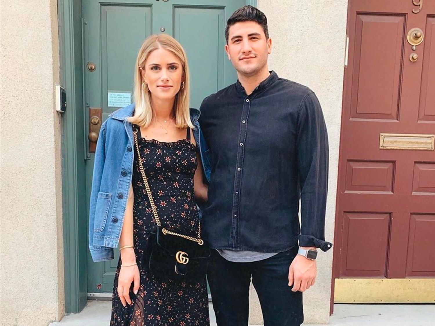 Critican a una pareja de influencers por inventarse una pedida de mano para ganar dinero