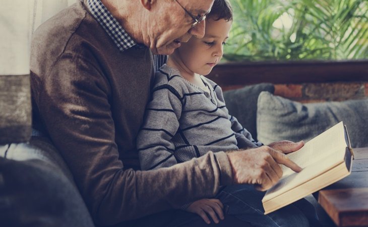 Un abuelo con su nieto, ¿Vitores y Aayan?