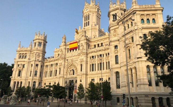 La bandera de España cuelga del Ayuntamiento de Madrid en apoyo al Consistorio catalán