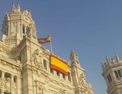 El Ayuntamiento de Madrid coloca la bandera de España por exigencia de VOX y relega la del Orgullo LGTBI a un lateral