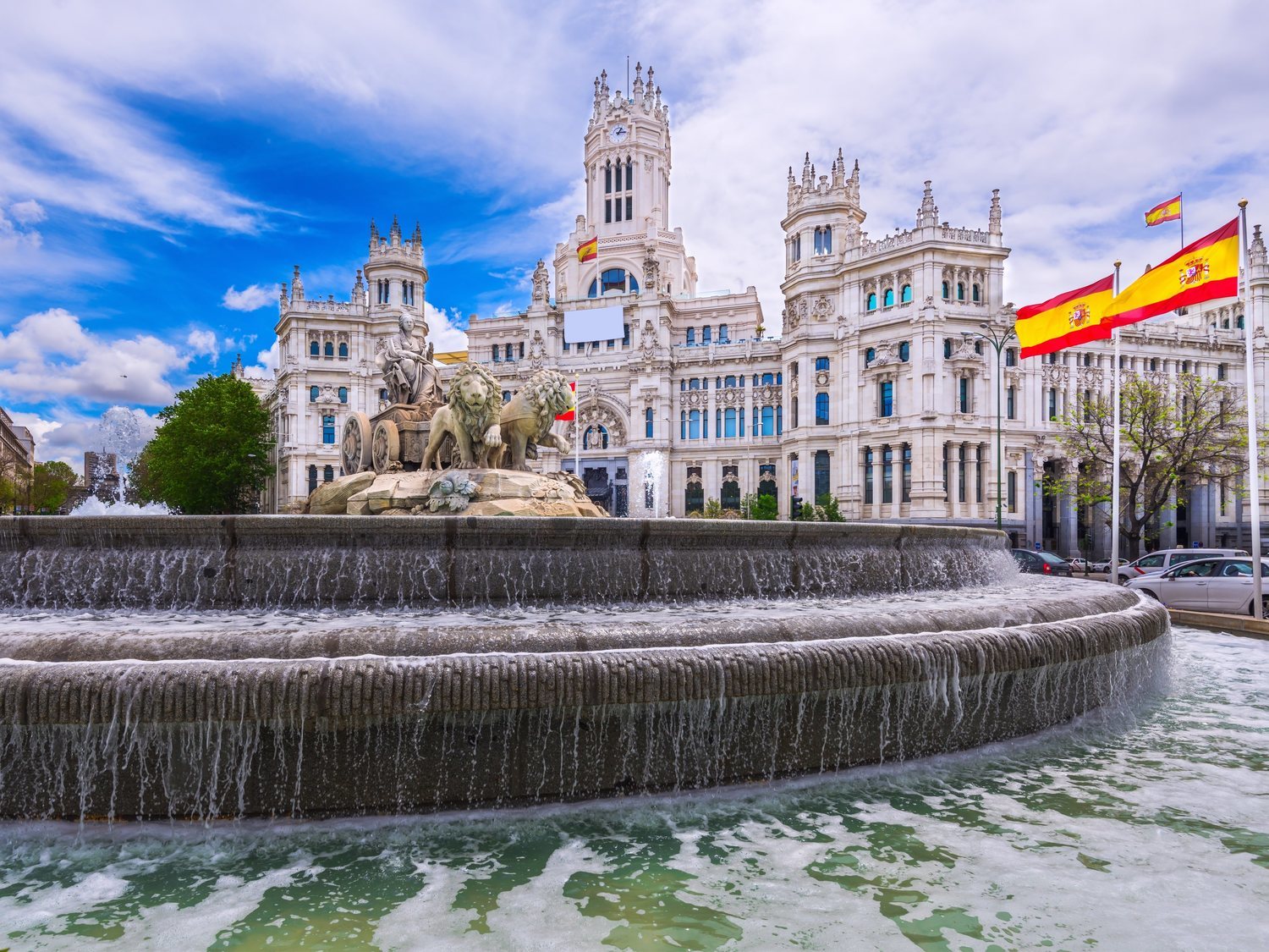 El Ayuntamiento de Madrid coloca la bandera de España por exigencia de VOX y relega la del Orgullo LGTBI a un lateral