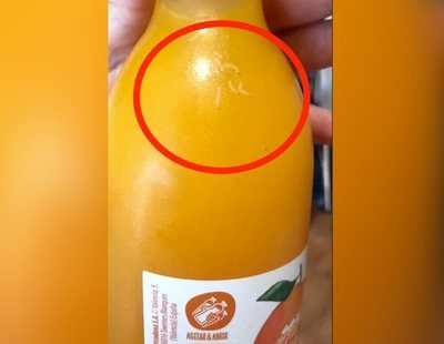 Compra un zumo de naranja recién exprimido en Mercadona y encuentra una colonia de gusanos vivos