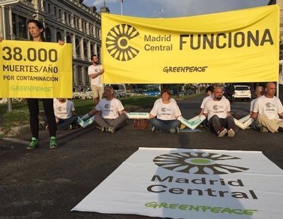 Fin a Madrid Central: Greenpeace bloquea la entrada ante la barra libre de Almeida a los coches