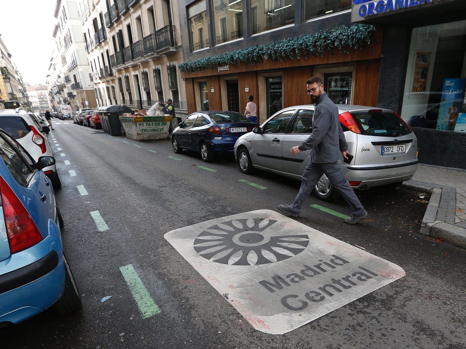 Fin a Madrid Central: Greenpeace bloquea la entrada ante la barra libre de Almeida a los coches