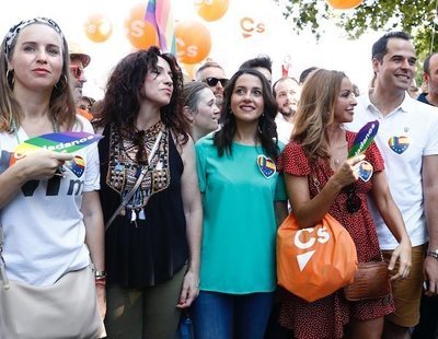 La Policía escolta a los líderes de Cs al ser expulsados del Orgullo por los manifestantes