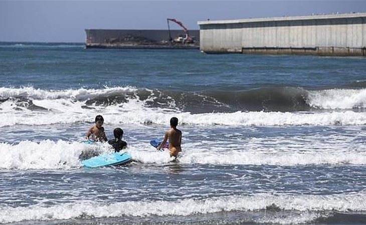 La AEMA califica la playa de las Azucenas de calidad insuficiente por sus residuos contaminados