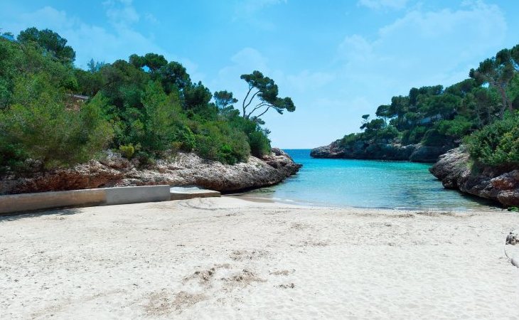 Pese a su imagen paradisíaca, los turistas vierten todo tipo de residuos en playa próxima a los resorts turísticos de Santayí