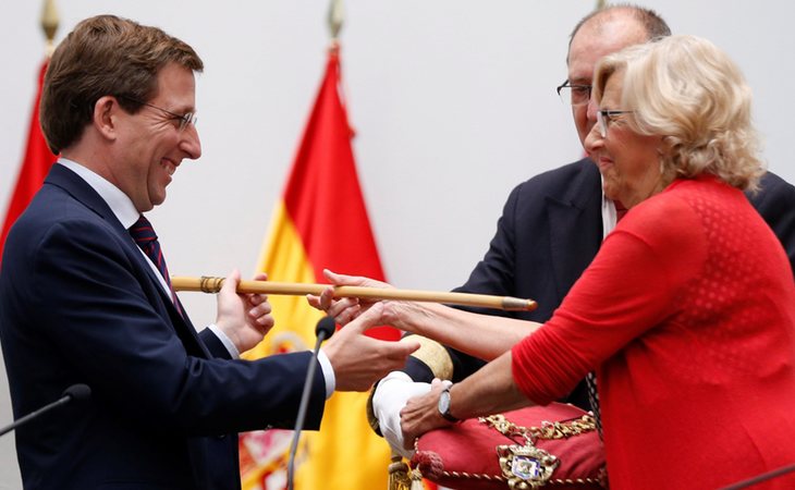 Carmena se despide y entrega su puesto como alcaldesa de Madrid al popular José Luis Martínez-Almeida