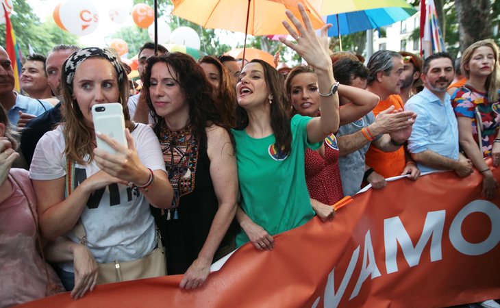 Ciudadanos durante el Orgullo LGTBI