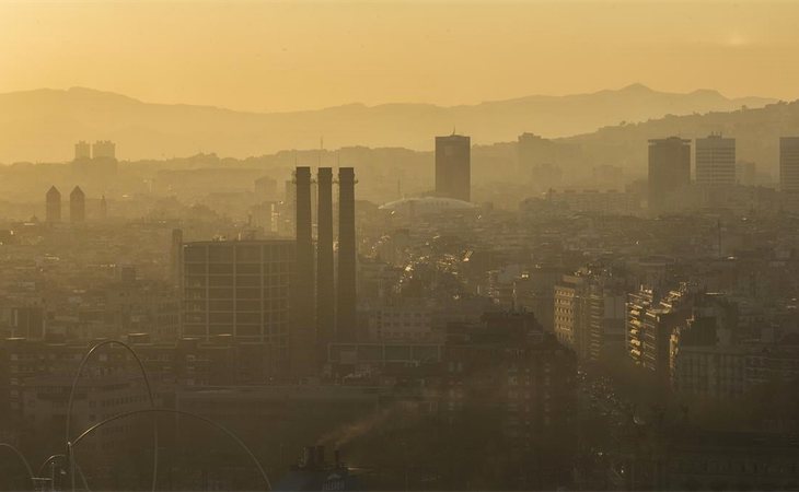 La boina de contaminación en Barcelona también ha alertado a la Unión Europea, que pide medidas más drásticas para su descenso