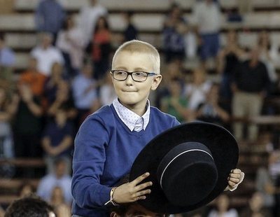 Piden un año de cárcel para tres tuiteros por desear la muerte de Adrián, el 'niño torero'