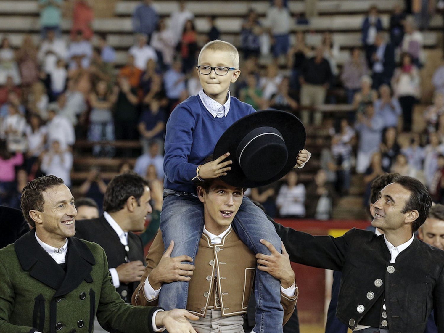 Piden un año de cárcel para tres tuiteros por desear la muerte de Adrián, el 'niño torero'