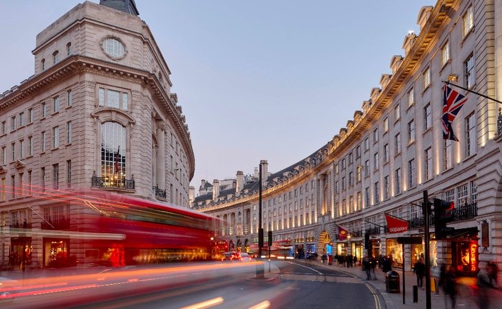 Los locales de la calle Regent Street en Londres son una de las fuentes de ingresos de la reina Isabel II de Inglaterra