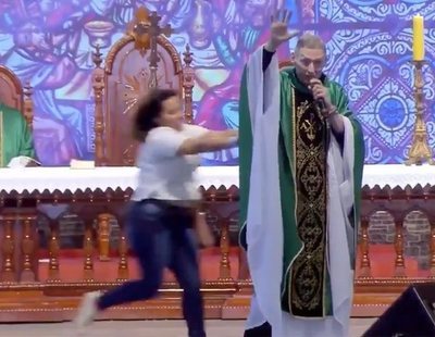 Una mujer se sube al altar y lanza a un sacerdote contra el suelo en plena misa