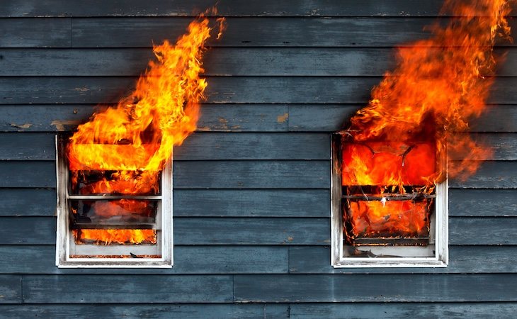 El joven sacó a sus sobrinos del incendio por la ventana