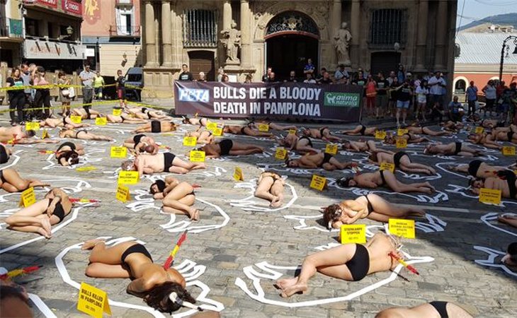 La protesta contra la tauromaquia que tuvo lugar poco antes del comienzo de los Sanfermines 2019