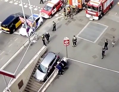 Empotra su coche contra el Metro de Barcelona al confundir la entrada con un aparcamiento