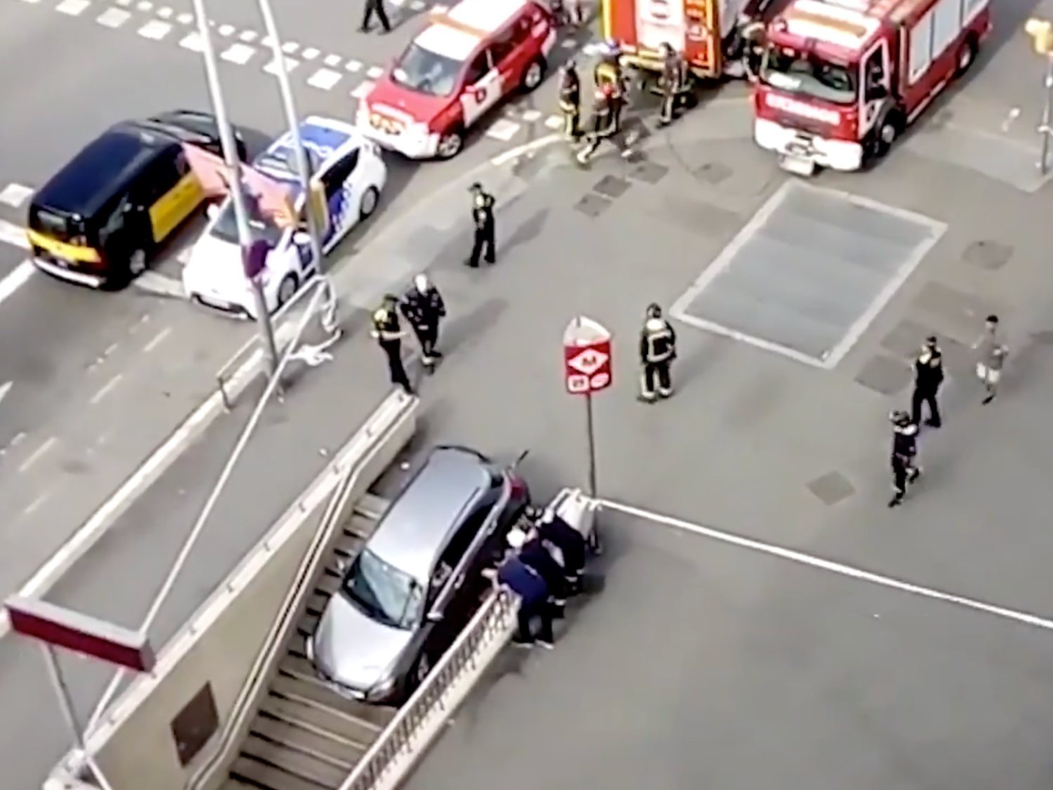 Empotra su coche contra el Metro de Barcelona al confundir la entrada con un aparcamiento