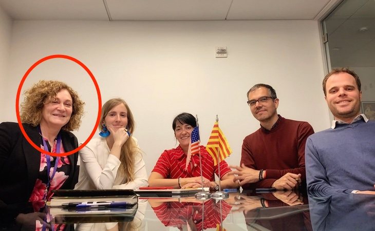 María Pilar (izq) en una reunión celebrada en la sede de la embajada catalana en Estados Unidos